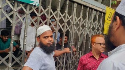 মিরপুরে মেট্রোরেল স্টেশনের গেটে তালা (ছবি: সংগৃহীত)
