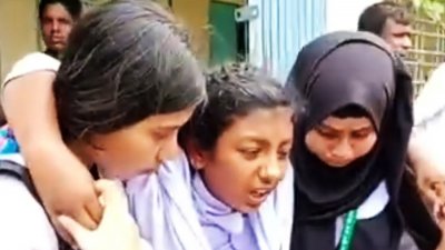 অসুস্থ এক শিক্ষার্থীকে বাড়িতে নেওয়া হচ্ছে