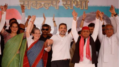 ভোটের প্রচারণায় মা সোনিয়া গান্ধীর সাথে রাহল গান্ধী। ছবি: রয়টার্স।