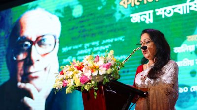 অনুষ্ঠানে বক্তব্য রাখছিলেন কলিম শরাফীর কন্যা আলিয়া শরাফী/ ছবি: তানভীর আহমেদ