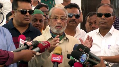 সাংবাদিকদের সঙ্গে কথা বলছেন সংসদে বিরোধীদলীয় নেতা ও জাতীয় পার্টির (জাপা) চেয়ারম্যান জিএম কাদের