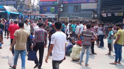 সোমবারও সড়ক অবরোধ করেন অটোরিকশাচালকরা, ছবি: কবির হোসেন