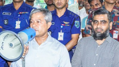 হ্যান্ডমাইক নিয়ে কথা বলেছেন জেলা প্রশাসক মো. মাহবুবুর রহমান