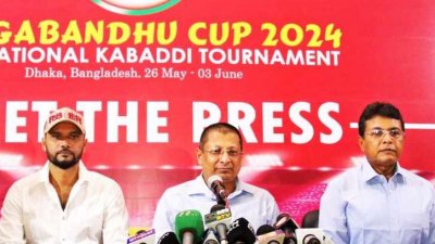 সংবাদ সম্মেলনে আইজিপি চৌধুরী আব্দুল্লাহ আল-মামুন (মাঝে)