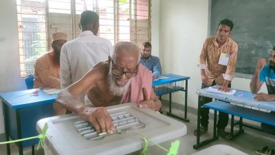 ভোটাধিকার প্রয়োগ করেন আব্দুল গনি (ছবি: প্রতিবেদক)