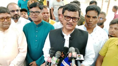 সাংবাদিকদের সঙ্গে আলাপকালে নৌপরিবহন প্রতিমন্ত্রী খালিদ মাহমুদ চৌধুরী