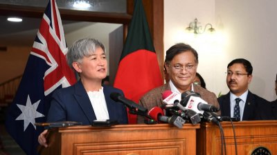 পররাষ্ট্রমন্ত্রী হাছান মাহমুদ ও অস্ট্রেলিয়ার পররাষ্ট্রমন্ত্রী পেনি ওং ঢাকায় রাষ্ট্রীয় অতিথি ভবন পদ্মায় যৌথ সংবাদ সম্মেলনে বক্তৃতা করেন। ছবি: পিআইডি