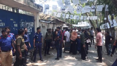 ভোলায় ভোটকেন্দ্রের সামনে ককটেল বিস্ফোরণ (ছবি: প্রতিনিধি)