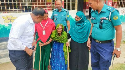ভোট দিলে বৃদ্ধা রাহেলা বিবি