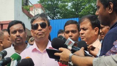 গণমাধ্যমের সঙ্গে কথা বলছেন ঢাকা মহানগর গোয়েন্দা প্রধান হারুন অর রশীদ