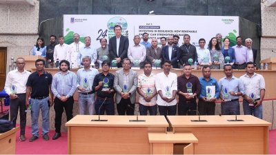 এফইআরবির পক্ষ থেকে সম্মাননা স্মারক গ্রহণ করেন সংগঠনটির চেয়ারম্যান মো. শামীম জাহাঙ্গীর
