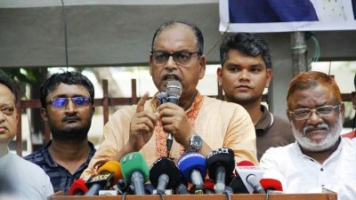 সমাবেশে বক্তৃতা করছেন শামসুজ্জামান দুদু