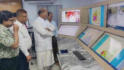 আবহাওয়া অধিদফতর পরিদর্শনে দুর্যোগ ব্যবস্থাপনা ও ত্রাণ প্রতিমন্ত্রী মহিববুর রহমান