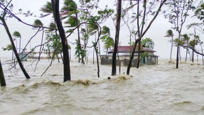 নিঝুম দ্বীপের ১৪টি গ্রাম জোয়ারের পানিতে প্লাবিত হয়েছে