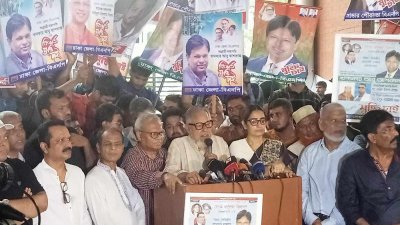 মানববন্ধনে বক্তব্য রাখছেন নজরুল ইসলাম খান
