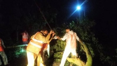 পশ্চিমবঙ্গে রিমালের তাণ্ডব।