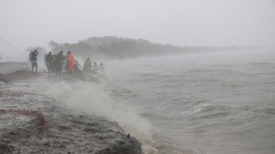 ঘূর্ণিঝড়ের প্রভাবে খুলনায় বাঁধে ভাঙন (ছবি: ফোকাস বাংলা)