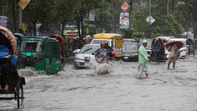 রবিবার সকাল থেকে টানা বৃষ্টিতে জলাবদ্ধতা তৈরি হয়েছে রাজধানীর বিভিন্ন স্থানে (ছবি: নাসিরুল ইসলাম)