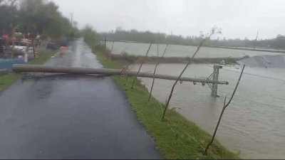 ভেঙে পড়েছে বিদ্যুতের খুঁটি