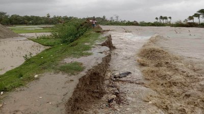 মনপুরা উপজেলার দক্ষণি সাকুচিয়া ইউনিয়নে বাঁধ ভেঙে বাড়িঘর প্লাবিত হয়েছে