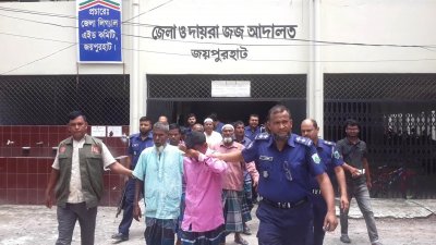 দণ্ডপ্রাপ্ত ১০ আসামিকে আদালত থেকে কারাগারে নিয়ে যাওয়া হয়