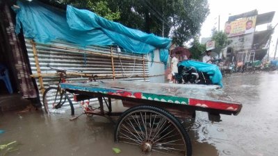দক্ষিণ সিটি করপোরেশনের বংশাল এলাকায় বাবুবাজার ব্রিজের পাশের এলাকা মঙ্গলবারও ছিল জলমগ্ন (ছবি: প্রতিবেদক)