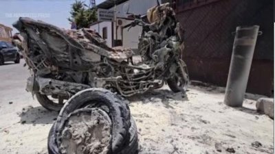 লেবাননে ইসরায়েলি হামলায় পুড়ে যাওয়া মোটরসাইকেল। ছবি: এপি।