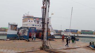 ৩৬ ঘণ্টা পর ফেরি চলাচল শুরু