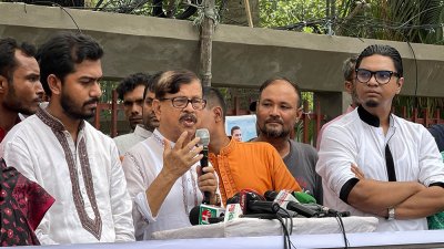 মানববন্ধনে বক্তব্য রাখছেন মাহমুদুর রহমান মান্না