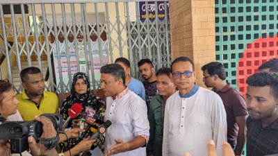 সাংবাদিকদের সঙ্গে কথা বলছেন দুই প্রার্থী (ছবি: প্রতিবেদক)