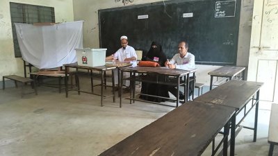 ভোটারের অপেক্ষায় তারা (ছবি: প্রতিবেদক)