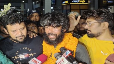 এভারেস্ট ও লোৎস বিজয়ী বাবর আলী। ছবি: সংগৃহীত