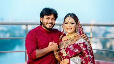 স্বামী আরিফের সঙ্গে উপস্থাপিকা মৌসুমী মৌ (ফাইল ছবি)