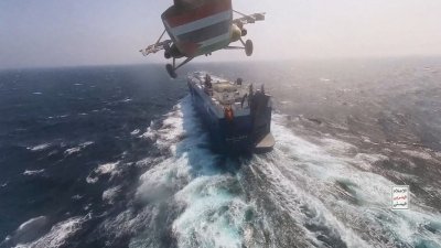 ইসরায়েলগামী যেকোনও জাহাজে হামলার হুমকি দিয়েছে হুথিরা। ফাইল ছবি: রয়টার্স
