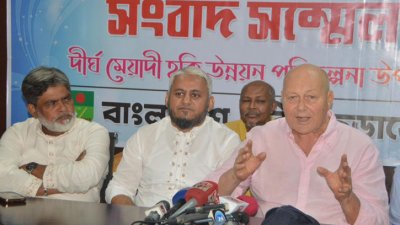 সংবাদ সম্মেলনে গেরহার্ড পিটার