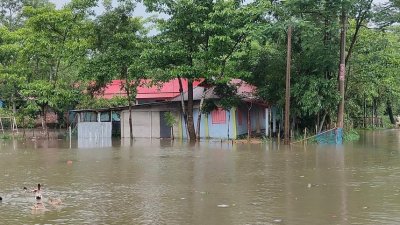 অনেক গ্রাম প্লাবিত হয়েছে