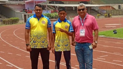 কোচ ও জেলা ক্রীড়া সংস্থার সহ-সভাপতির সঙ্গে শাওন