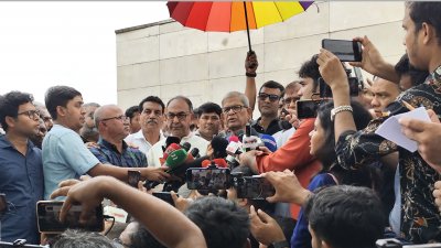 সাংবাদিকদের সঙ্গে কথা বলেন মির্জা ফখরুল ইসলাম আলমগীর