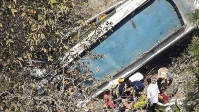জম্মুতে তীর্থযাত্রী বহনকারী বাস খাদে পড়ে নিহত ২১। ছবি: পিটিআই।