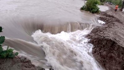 বাঁধ ভেঙে পানি ঢুকছে লোকালয়ে (ছবি: হেদায়েৎ হোসেন)