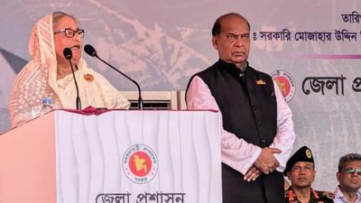 বরিশালে ত্রাণ বিতরণ অনুষ্ঠানে প্রধান অতিথির বক্তব্য দেন প্রধানমন্ত্রী শেখ হাসিনা