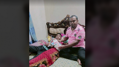 সিফাতকে ম্যাচ সেরার পুরস্কার ও মুশফিকের উপহার তুলে দেন কোচ মোস্তাফিজুর রহমান।