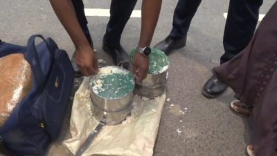 টিফিন ক্যারিয়ার থেকে গাঁজা উদ্ধার