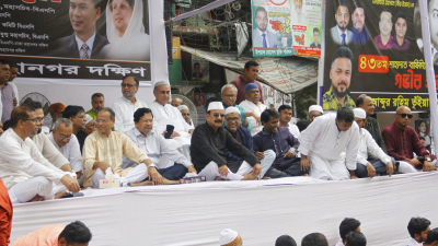 কেন্দ্রীয় কার্যালয়ের সামনের সড়কে সমাবেশে বক্তৃতা করেন বিএনপির নেতারা