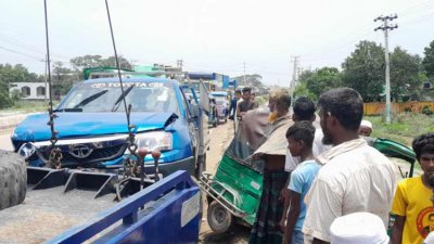 দুর্ঘটনাকবলিত গাড়ি দুটিকে আটক করেছে পুলিশ
