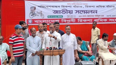 সমাবেশে বক্তৃতা করছেন বিপ্লবী ওয়ার্কার্স পার্টির সাধারণ সম্পাদক সাইফুল হক