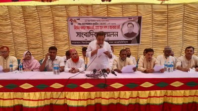 সাংবাদিকদের সঙ্গে কথা বলছেন স্থানীয় জনপ্রতিনিধিরা