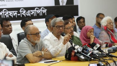 জিয়াউর রহমানের ৪৩তম মৃত্যুবার্ষিকী উপলক্ষে আয়োজিত সভায় বক্তব্য রাখছেন মির্জা ফখরুল ইসলাম আলমগীর