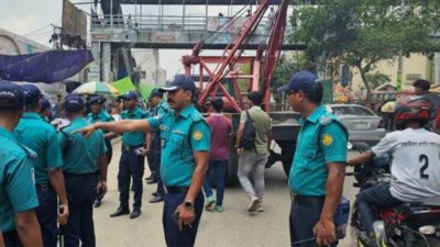 নিউমার্কেট ও আশপাশের সড়ক এবং ফুটপাত দখলমুক্ত করতে অভিযান চালানো হয়