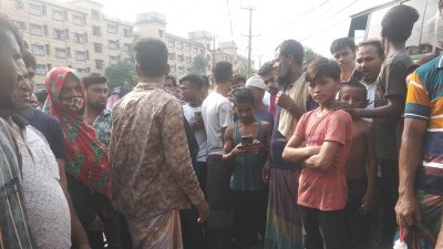 ঘটনাস্থলে আশপাশের জনতার ভিড়